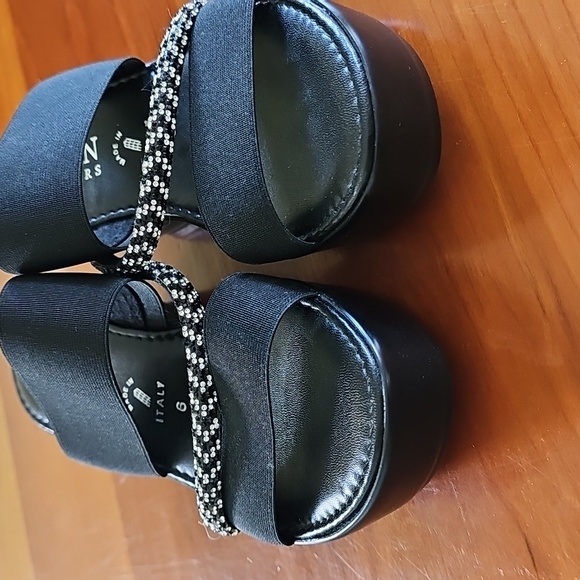 Italian Shoemakers Black and Silver Women's Sandal Wedge - Picture 4 of 4